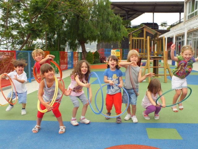 divirtiendose en nuestro parque infantil.jpg